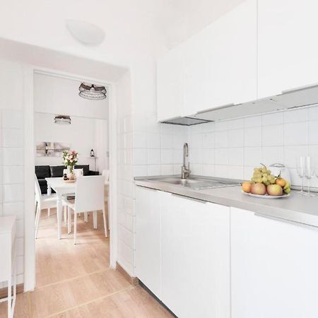Apartment By The Colosseum - White Chic Flats Рим Екстериор снимка
