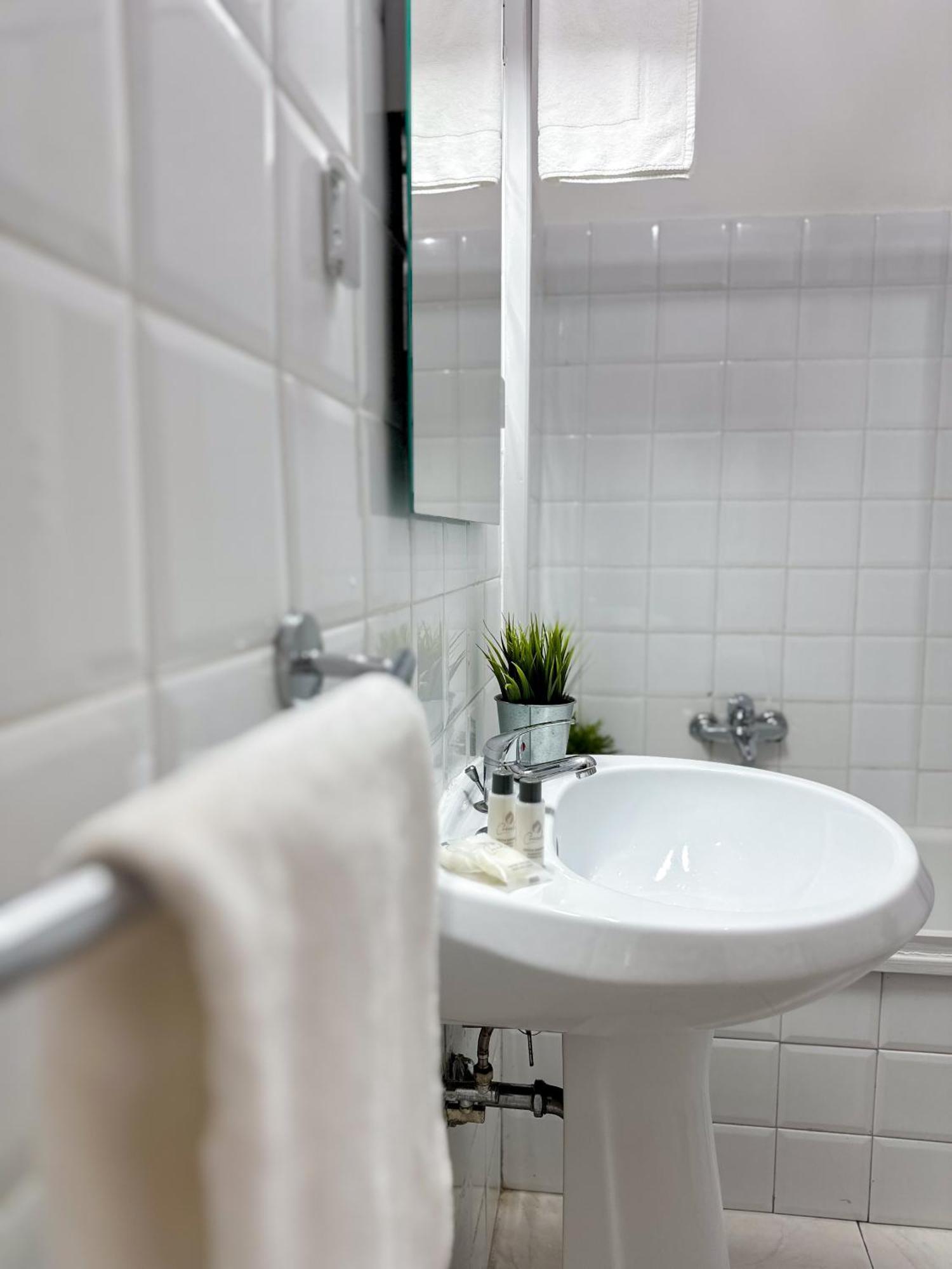 Apartment By The Colosseum - White Chic Flats Рим Екстериор снимка