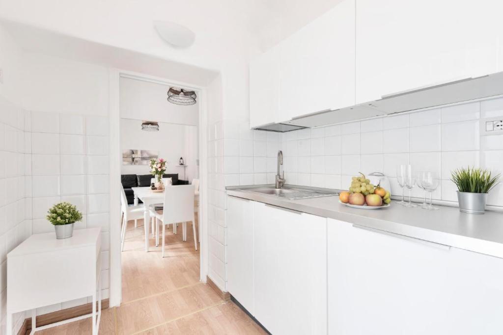 Apartment By The Colosseum - White Chic Flats Рим Екстериор снимка