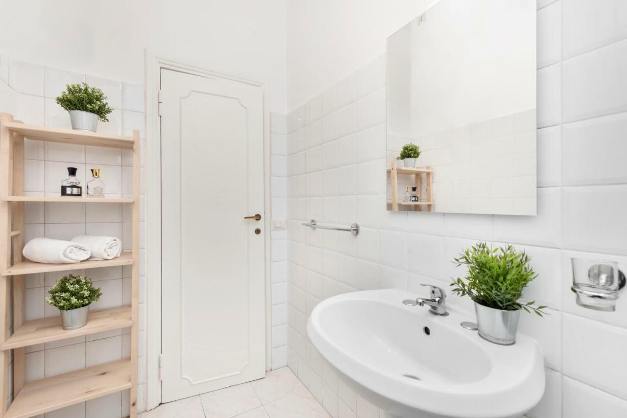 Apartment By The Colosseum - White Chic Flats Рим Екстериор снимка